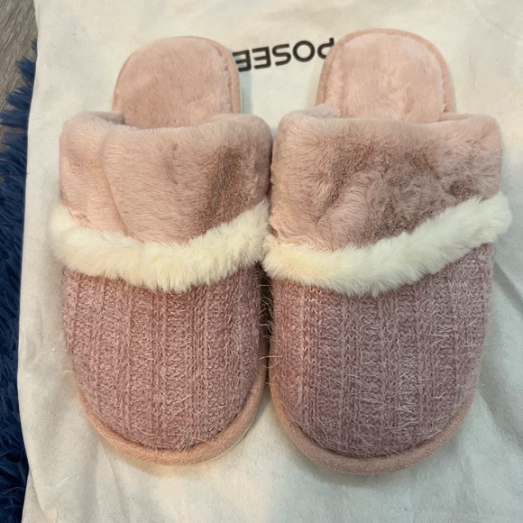 pink and white slippers - Picture 5 of 6